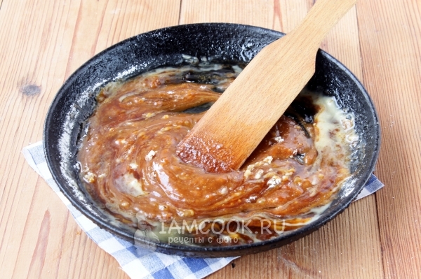 Размешать карамель