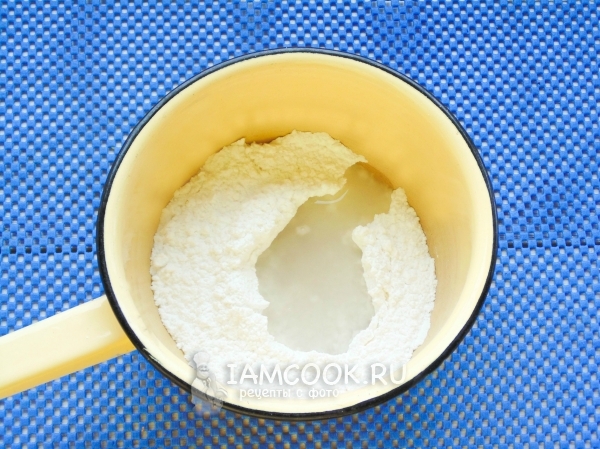 Влить воду в сахарную пудру