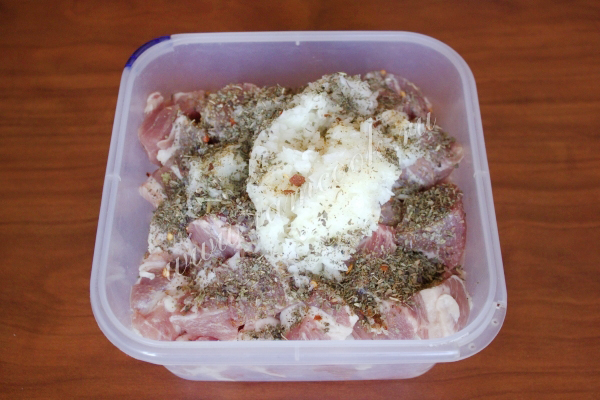 Мясо маринованное с луком и специями