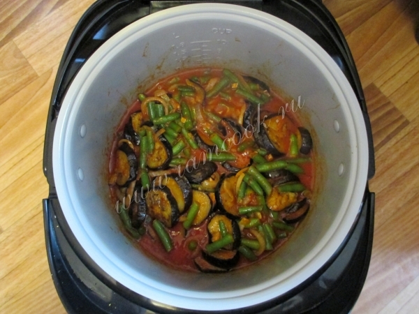 Тушение баклажанов в томате с фасолью