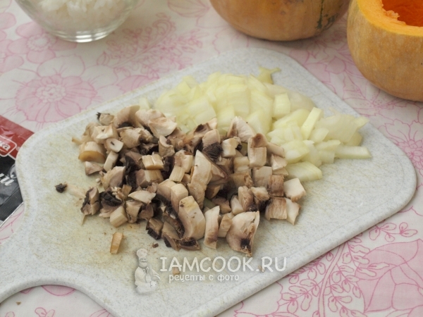 Нарезали лук и грибы