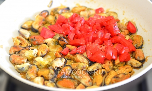 Обжарка мидий с овощами