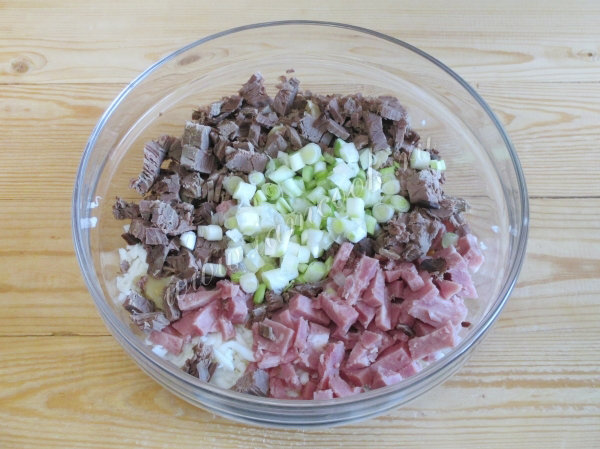 мясо с ветчиной и луком