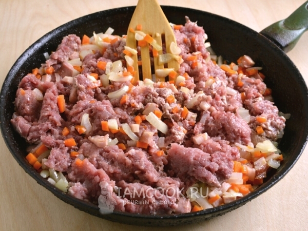 Положить фарш