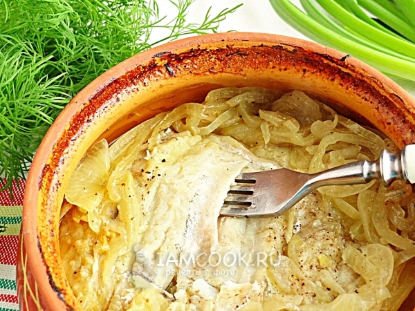 Корюшка, запеченная с луком в горшочке