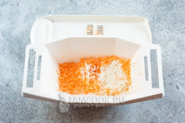 Натереть морковь и корень петрушки