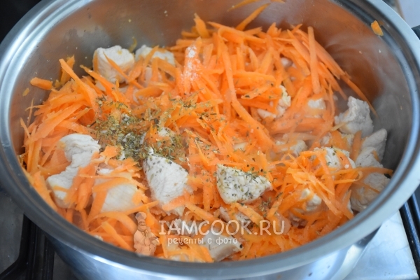 Добавить морковь и травы