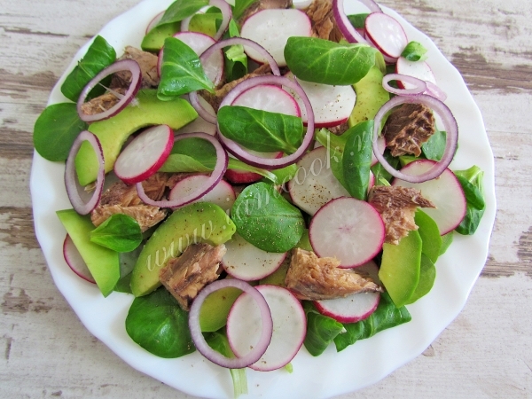 Салат из авокадо с тунцом