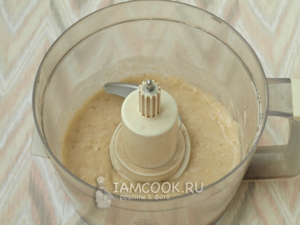 Взбить в блендере бананы