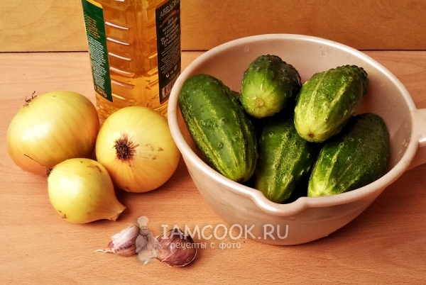 Ингредиенты для салата из огурцов и лука на зиму