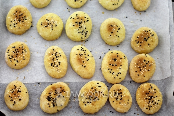 Готовые пышки на сметане в духовке