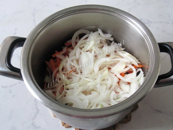 Морковь обжаренная с луком