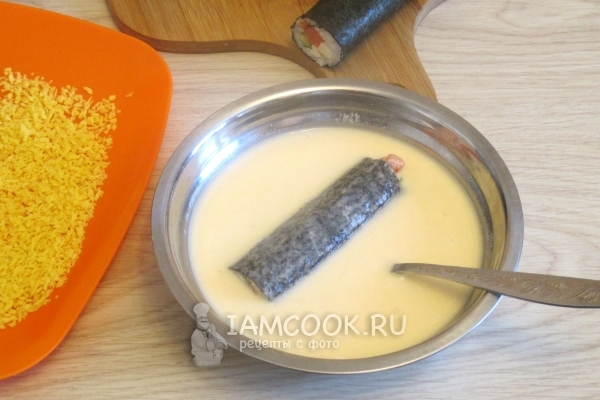 Обмакнуть ролл в кляре