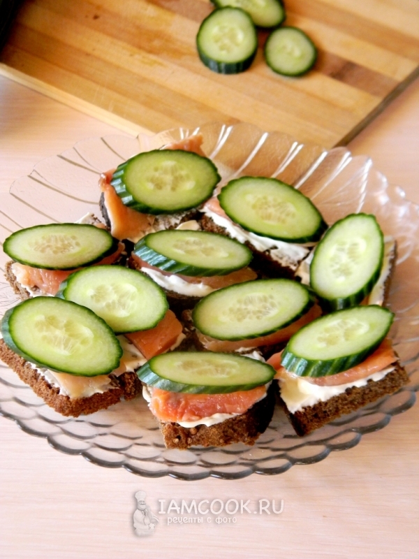 Положить кружочки огурца