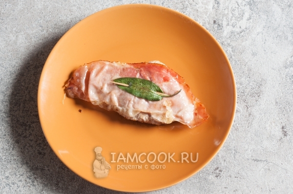 Положить мясо на тарелку