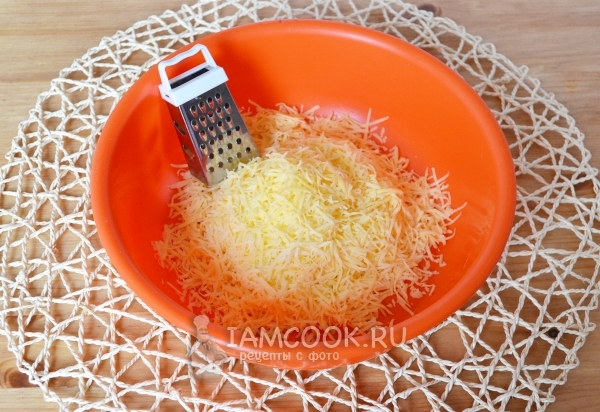 Натереть на терке сыр
