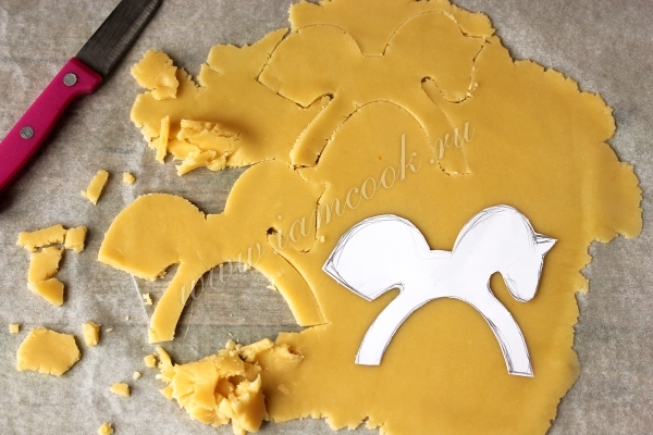 Тесто раскатать и вырезать лошадок по трафарету