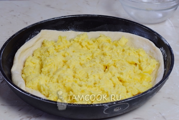 Выложить на тесто крем