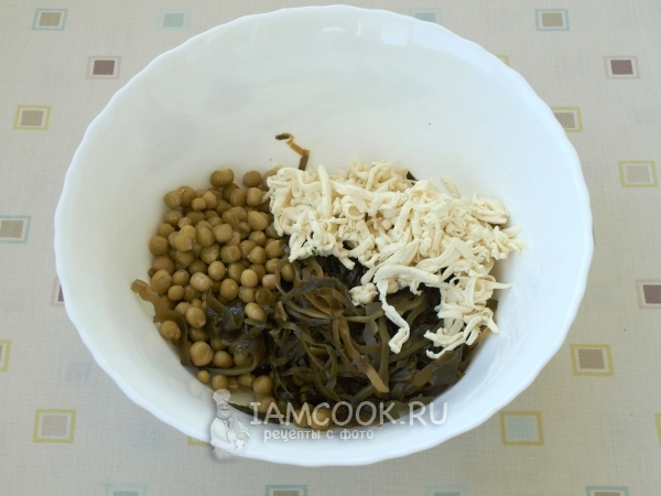 Соединить горошек, морскую капусту и сырок