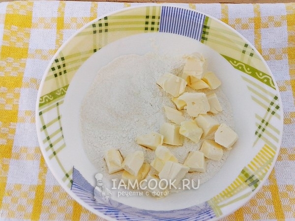 Смешать масло с мукой и сахаром