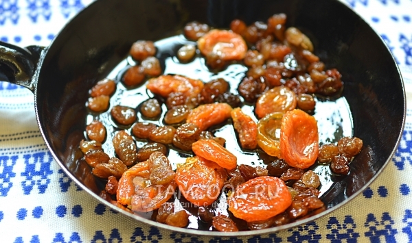 Обжарить сухофрукты