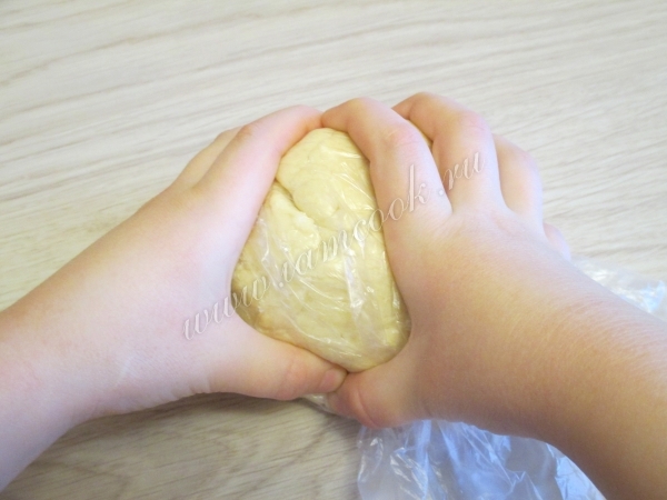 Комок теста поместить в морозитку