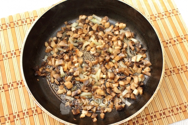 Поджарить грибы с луком