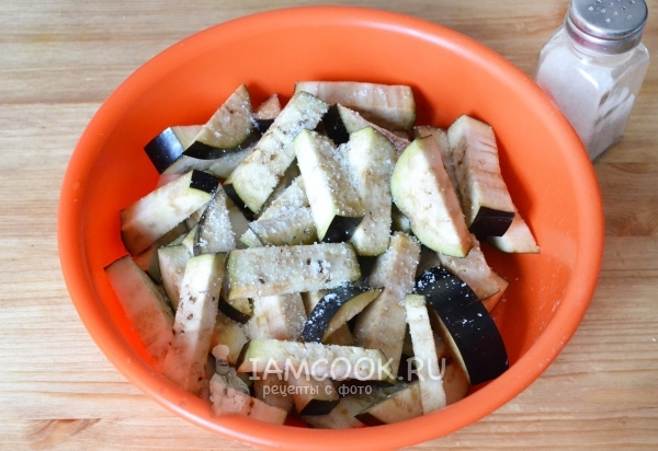 Посолить баклажаны