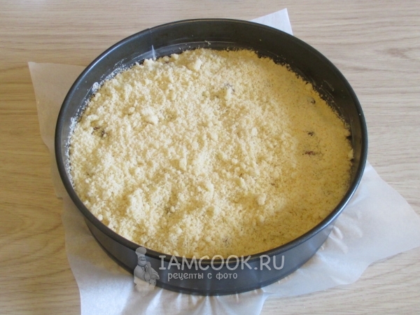 Посыпать мучной крошкой