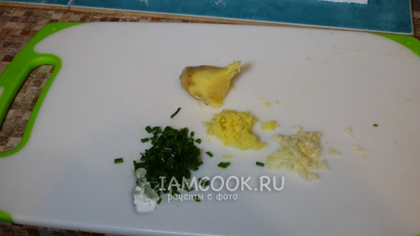 Измельчить чеснок, имбирь и лук