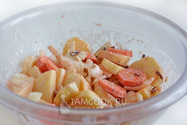 Смешать нарезанные овощи и маринад