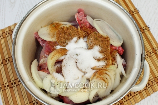 Соединить части кролика, лук, приправы и соль