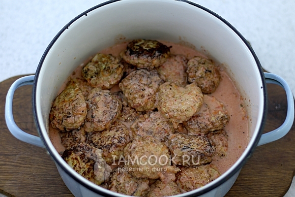 Влить соус и воду