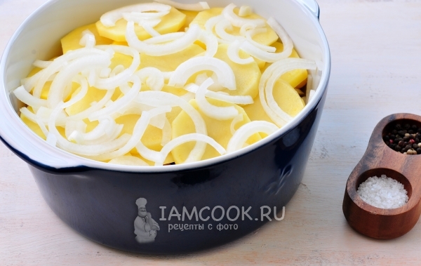 Выложить слой картофеля и лука