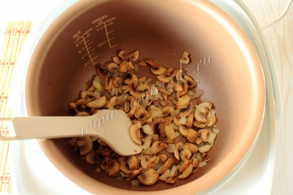 Обжарка грибов с луком