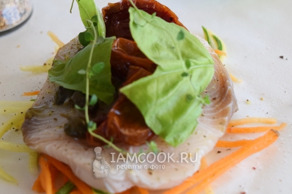 Положить листики базилика и тимьяна