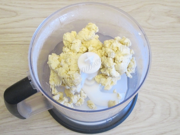 Собрать крошки в комок