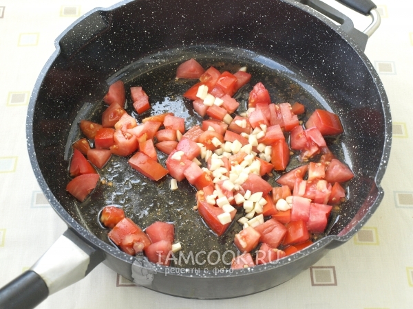 Обжарить помидоры с чесноком