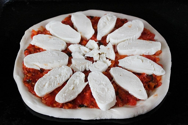 Пицца «Маргарита» перед духовкой