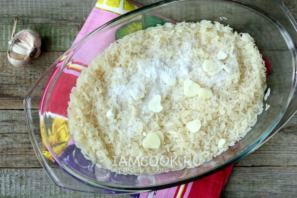 Положить в форму рис, чеснок и соль
