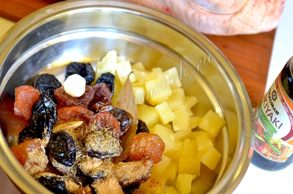 Ананасы, курага и чернослив со специями