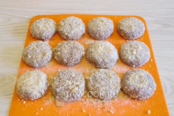 Запанировать котлеты