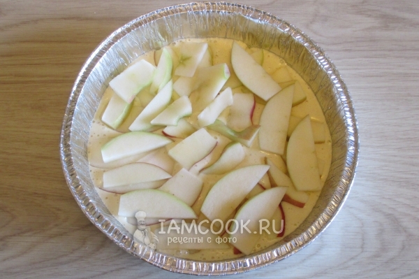 Выложить на тесто яблоки