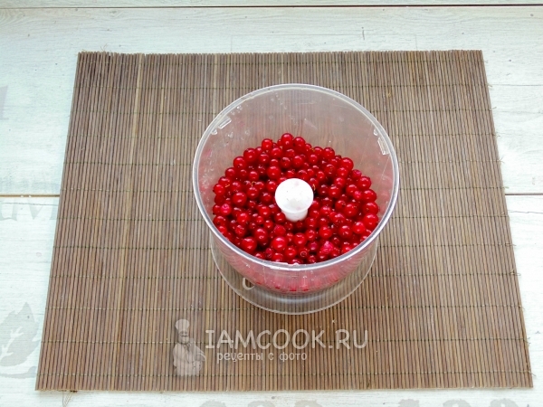 Положить ягоды в блендер