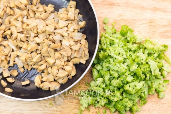 Подготовим грибы, брокколи и лук