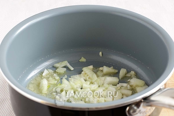 Поджарить лук и чеснок