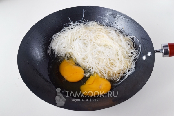 Обжарить лапшу с яйцом