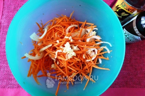 Положить специи и уксус