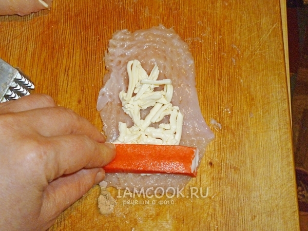 Положить крабовую палочку