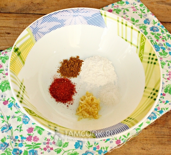 Соединить крахмал, специи и чеснок